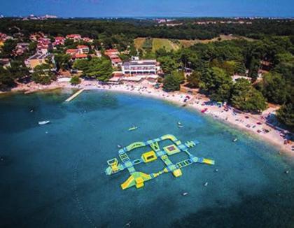 Ležadlá a slnečníky na pláži za poplatok.