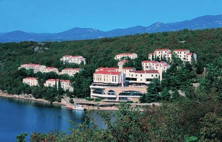 Kraljevica Komplex UVALA SCOTT** nástup denne, pobyt od 3 nocí Crikvenica Hotel ZAGREB** Poloha: situovaný v prírodnom tichom prostredí, 2 km od mestečka Kraljevica, 10 km severne od Crikvenice, pri