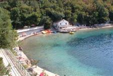 V rámci komplexu sú hosťom k dispozícii: sauna, taverna, pizzeria, kaviareň, disco klub White Horse, obchodíky, slnečníky a ležadlá.