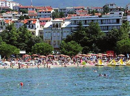 Pri apartmánoch možnosť doobjednania polpenzie. Poloha: príjemný mestský hotel sa nachádza na pešej promenáde, ktorá ho oddeľuje od štrkovej pláže s pozvoľným vstupom do mora.