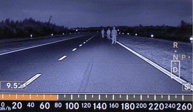 4.2 Technologie nočního vidění Systémy nočního vidění pomáhají předcházet střetům chodce s vozidlem.
