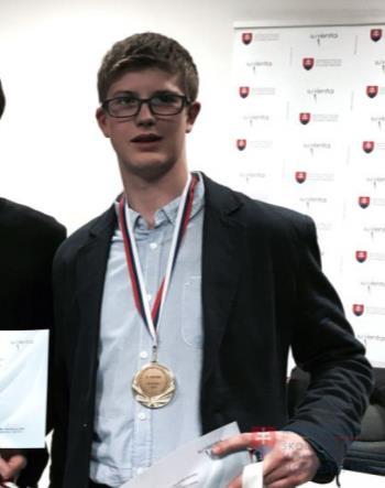 Zaujíma sa o všetko, čo sa deje v jeho okolí i vo svete, cestuje, spoznáva krajiny a ich obyvateľov. Má prehľad o politike, kultúre, vede.