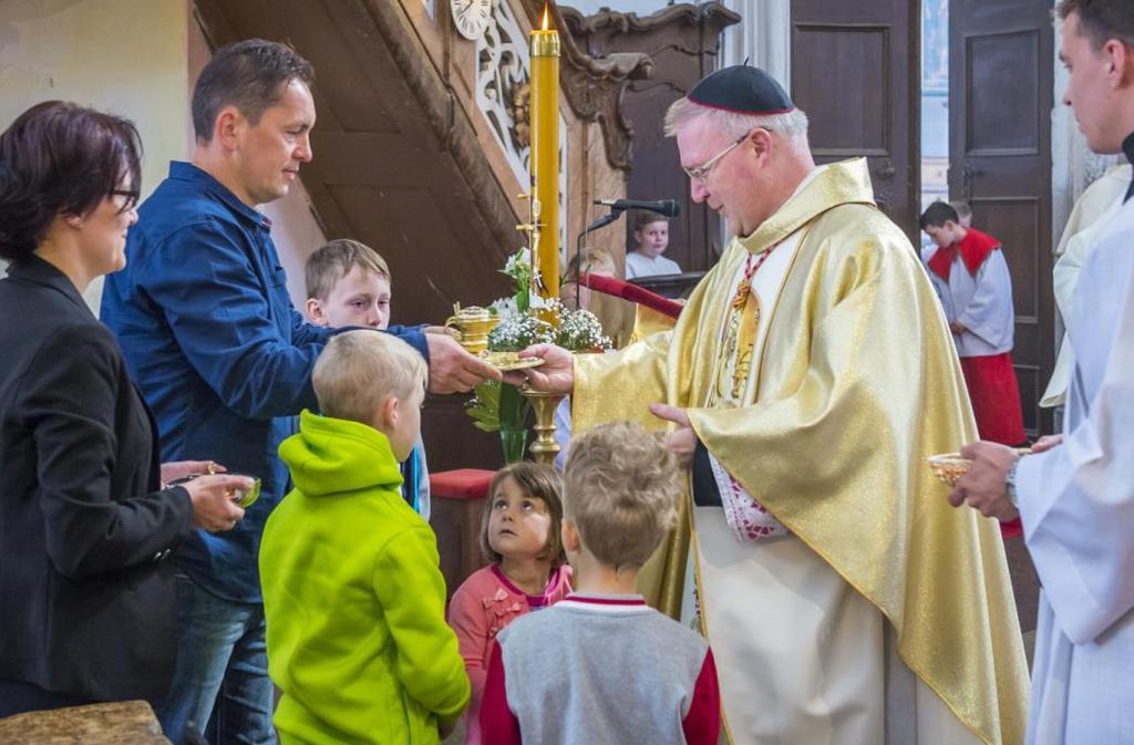 P R A C H Z K N I H... knižní glosa Život se podobá knize. Blázen v ní letmo listuje, moudrý při čtení přemýšlí, poněvadž ví, že ji může číst jen jednou.
