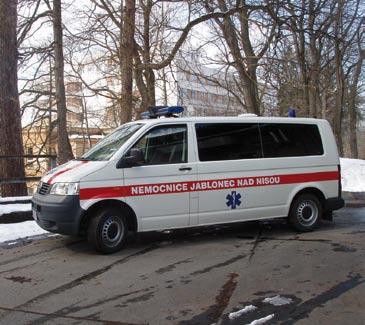 Dobrovolníci pomáhají pacientům V prostorách nemocnice se můžete setkat s lidmi, kteří na sobě mají vestu s nápisem Dobrovolník.