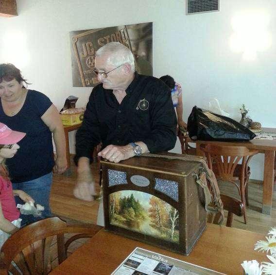 Akce z minulé středy fotografoval také kolega Lumír Kaválek, který nám své snímky nezištně nabízí takto: Milí souputníci, protože poslední zásilka zabalených fotek, kterýžto balíček byl údajně
