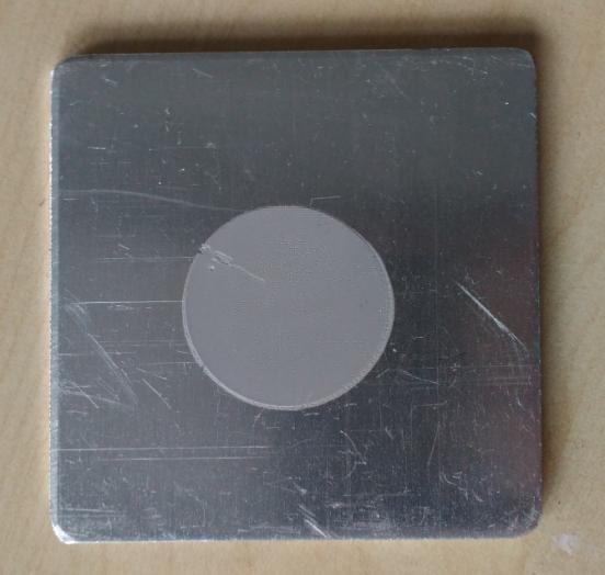 570 C po dobu 15-18 minut. Na dielektrickou vrstvu byla nanesena shodná čtvercová vodivá měděná folie o velikosti 1,5 cm x 1,5 cm. Obr. 4.2 Substrát 2. typu s nanesenou dielektrickou vrstvou 4.