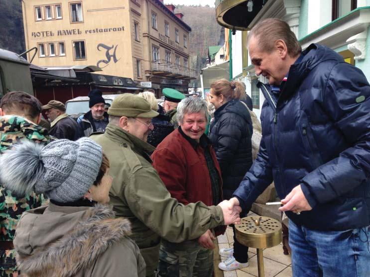 obrátce se kolona vrátila zpìt k Hotelu Havel, kde je èekal bývalý místostarosta Jane Havel s