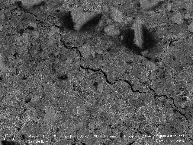 Zrna menší než 10 m byla pravděpodobně rozpuštěna. Matrice je velmi homogenní což poukazuje na velký obsah křemičitano-hlinitanového gelu. Obrázek 45.