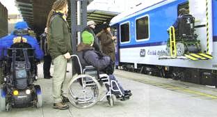 aranĝita loĝejo oni povas mem provi diversajn helpilojn por la ĉiutaga vivo de handikapulo.