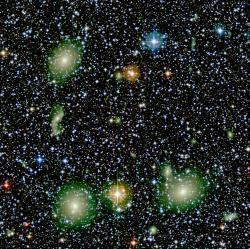 vzdálenostech klesala pomaleji než s kvadrátem vzdálenosti. Nejprve nepřímé důkazy prokazovaly, že modifikace gravitačních teorií, ať už Newtonovy nebo Einsteinovy, pozorování vysvětlit nedokáží.