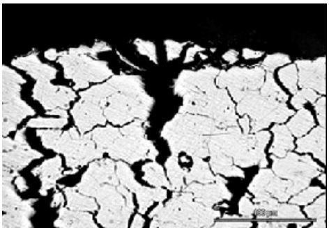 Rozměr štěrbiny je často pod 10 µm. Takto malé rozměry umožňují vniknutí elektrolytu, ale je zabráněno Obr. 4 Schéma štěrbinové koroze [12] obnovování elektrolytu.