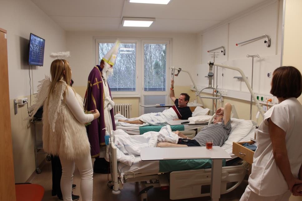 Na Ortopedickou kliniku několikrát zavítali dobrovolníci a svou dobrou náladou