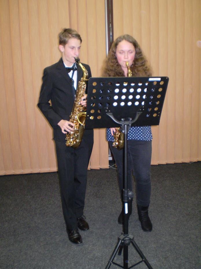 2) oddělení dechových nástrojů: probíhala výuka na zobcové flétny, příčnou flétnu, klarinet, saxofony, trubku, tenor, baryton, lesní roh, borlici, akordeon*, bicí nástroje* kromě jednotlivých
