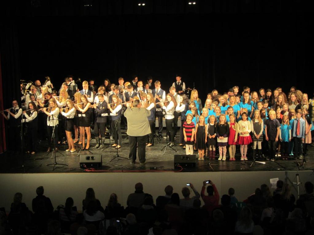 Dechový orchestr a žáci pěveckého