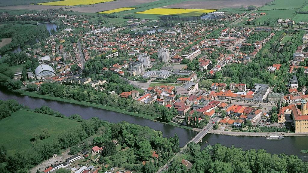 Stfiední âechy Podûbrady, v popfiedí historické centrum mûsta.