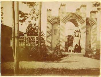 Na tomto místě v přístavku u stodoly byl ještě před rokem 1910 umístěn vlastní stroj na výrobu elektřiny pro zámek, hnaný stabilním spalovacím motorem.