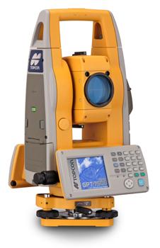 Obr. 5: Totální stanice Topcon GPT-7501 3.2 Použité typy vlícovacích bodů Při skenování jsou vlícovací body ideálním příslušenstvím pro zajištění dobré přesnosti a zároveň kontroly skenu.