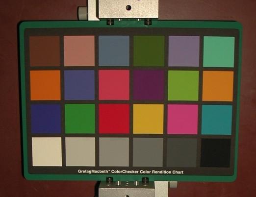 Podobný test byl popsán v [29]. Pomocí skeneru Cyrax 2500 byla skenována tabule, na níž byly umístěny destičky známých barev (Obr. 7). Obr.