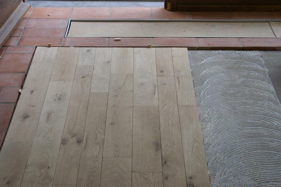 3.5 Porovnání podlah Bylo provedeno porovnání tří podlahových krytin, a to masivního dřeva, PVC (také nazýváno jako vinylová podlaha) a OSB (užíváno v manipulačních prostorách, jako dočasné podlahy