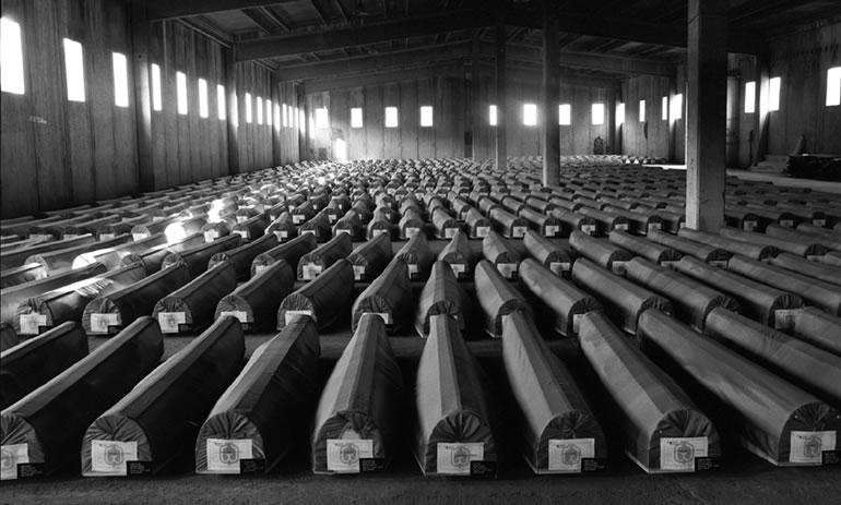 Pojem SREBRENICA je spojen nejenom s pojmem různě udávaného zločinu, ale i s pojmem podvodu až lži. George Pumphrey nazval svůj obsáhlý článek o Srebrenici před 17 lety (Bonn, Německo: Dialogue, Vol.