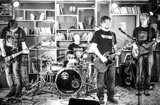 Každý koncert začínají stejnou hláškou: Tak se všichni poserte, je tady Debustrol! Tentokráte vyrazili na zimní turné a klub Mír jim vybral skvělý support. Jsou to slovenští Dogma Inc.