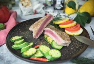 cca 4 minúty Doba prípravy: cca 10 minút Cca 480 kcal/osoba AMC Produkty: Oval Grill Navigenio Audiotherm 1. Tuniakové filety osušte s pomocou papierovej utierky.
