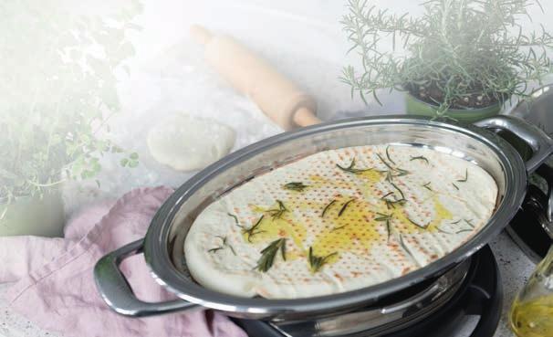 Oval Grill Rafinované pochúťky Cerstvo upeceny chlieb má rád kazdý ^ ^ ^ Rozmarínová placka Pre 4 osoby cca 300 g cesta na pizzu (hotové cesto z chladiaceho pultu, štvorcový tvar) čerstvý rozmarín