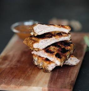 Po uplynutí doby varenia vyberte rebierka a osušte ich papierovou utierkou. Oval Grill a pokrievku umyte. 5. S pomocou oválnej pokrievky vystrihnite ovál z papiera na pečenie. 6.