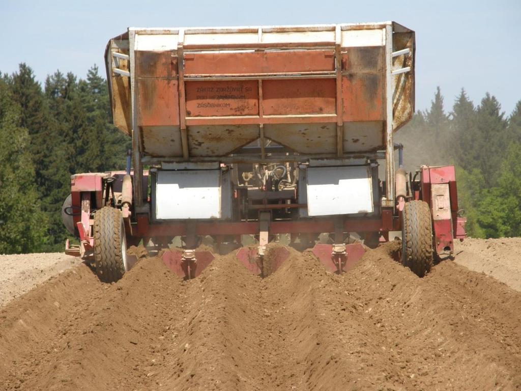 Klasická technologie zpracování půdy a technologie odkameňování