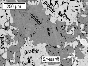 1) Pyroxen-granátický skarn představuje převládající typ skarnu.