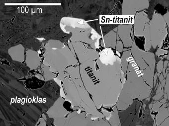 Tab. 2: Reprezentativní chemické analýzy amfibolů (Fe 2+ /Fe 3+ přepočteno metodou 13 ecnk). Tab. 2: Representative chemical analyses of amphiboles (Fe 2+ /Fe 3+ calculation based on 13 ecnk).