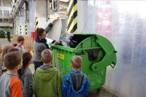 Věku dětí byla uzpůsobena komentovaná prohlídka výstavy a program, který následoval. Byl zaměřený na správnou recyklaci, výrobu, vlastnosti a význam plastů.