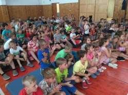A tak se děti učily rozpoznávat zrna obilí, prohlédly si secí stroj, zkusily si uvázat snop i vymlátit obilí, umlít mouku a nakonec si prohlédly pec, ve které se upekl výborný chléb.