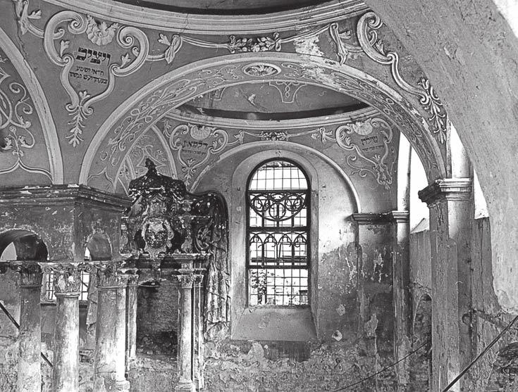 Historie Interiér Staré synagogy před zahájením rekonstrukce probíhající v letech 1978 1989, foto kolem 1980 (archiv Regionálního muzea v Mikulově) Naopak Nová synagoga byla v letech 1977 1978 přes