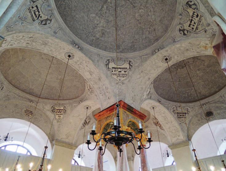 Historie Pohled na kopulovou klenbu Staré synagogy v Mikulově po dokončení revitalizace a restaurování v roce 2014 (foto Arno Pařík) Restaurátorská obnova nápisů v kartuších Vedle rekonstrukce