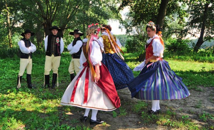 Zprávy Rekonstrukce krojů pro obec Vranovice z období před polovinou 19. století (foto Dagmar Sedláčková) počátku druhé poloviny 19.