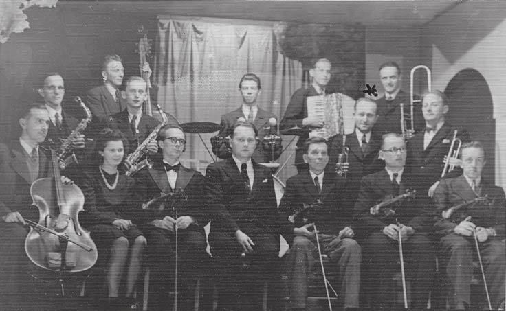 Historie Tišnovský taneční orchestr, Alois Gruber na první fotografii v druhé řadě druhý zprava s trubkou, na druhé fotografii v první řadě zcela vpravo s houslemi.