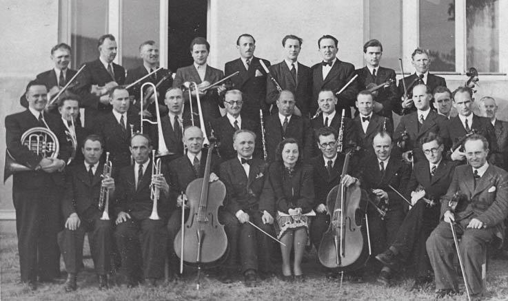 Ženy však v nich byly výjimkou na fotografii je Marie Nezmeškalová, která působila od roku 1930 v Mikulově a byla duší hudebního života tehdejší mikulovské české národnostní menšiny Po skončení války