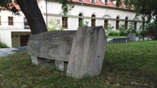 Obrázek č. 27 Kámen v místech bývalého hradu Obrázek č.