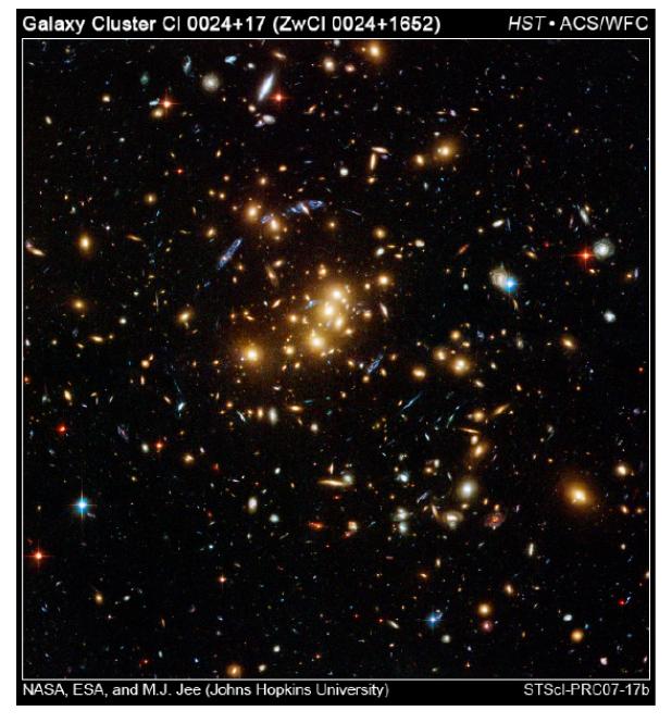 Kupa galaxií zobrazená bližší galaxií gravitační