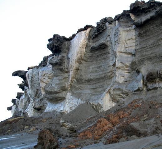 Permafrost Půda zmrzlá po dobu alespoň 24 měsíců Může sahat až do hloubky 700 m Na povrchu tzv.