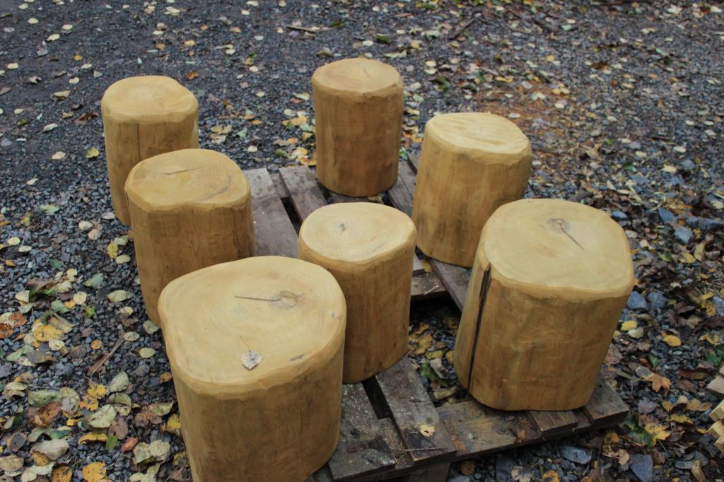lavičky z kulatiny a půlkulatin délky 150 cm (6 kusů) stoly (pro