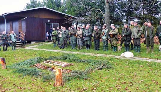 Hon samotný začal v 8 hodin nástupem a přivítáním hostů naším předsedou p. Gajdošíkem. Hospodář p. Plšek přítomné seznámil s průběhem honu, zejména kolik se uskuteční lečí a jaká zvěř se bude lovit.