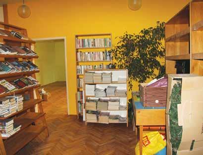 V říjnu jsme místnost předali malířům, po jejich působení se brousily a natíraly parkety. Z hlediska prostorového uspořádání knihovny bylo třeba 1. zrcadlit současné potřeby moderních knihoven.