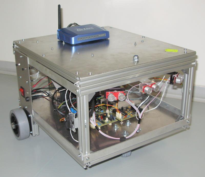 2. Popis využitého Unibotu 2.1 Konstrukce Unibotu Konstrukce robotu využívá snadno dostupné materiály (hliníkové plechy a profily). Je snadno rozebíratelný.