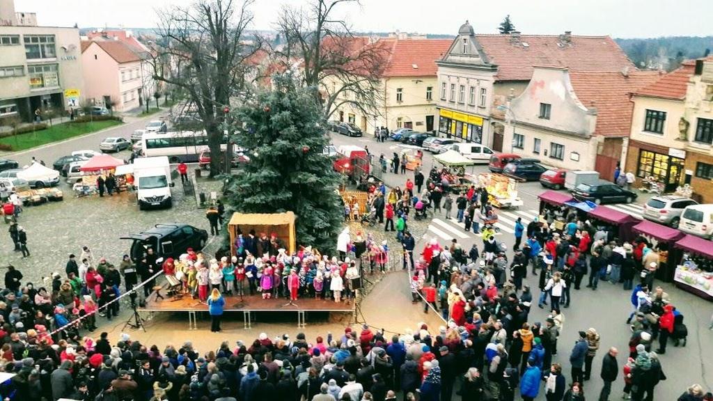 kabelky, tašky, brože, hračky, šátky, dřevěné a skleněné dárečky, sušené dekorace, věnečky na dveře, koření, šité tašky, polštářky, textilní hračky, dekorace a candy bag.