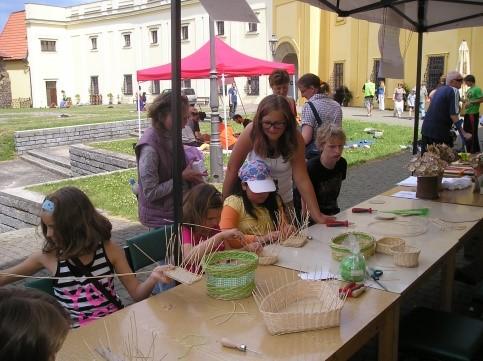 11 PŘEHLED REALIZOVANÝCH PROJEKTŮ Projekt S nůší do světa řemesel Registrační číslo: 12/015/4210a/563/000018 Poskytovatel: Státní zemědělský intervenční fond v rámci Programu rozvoje venkova, IV.2.1.