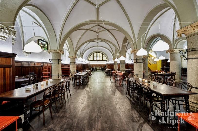1 RADNIČNÍ SKLÍPEK LIBEREC Restaurace Radniční sklípek se nachází ve středu města Liberec, jak již název napovídá v zrekonstruovaných prostorách suterénu radnice, viz obr. 1.