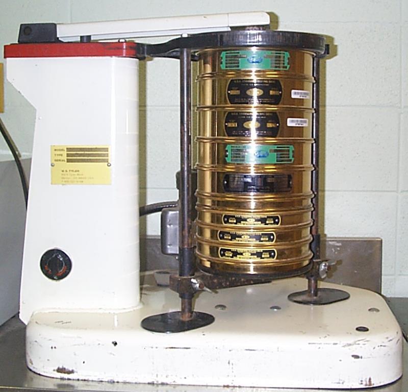 Obr. 4 Mechanický třepací PSU shaker Poznámka: V rámci stejného procesu prosévání může být množství materiálu, které prochází sítem o průměru 1,18 mm, použito pro hodnocení NDF, resp. pendf1,18.