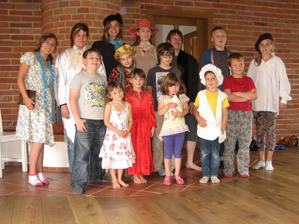 Literárně dramatický obor v průběhu školního roku trochu rozšířil své řady, což nás velice těší. Obor dlouhodobě spolupracuje s městskou knihovnou v Litomyšli, i v letošním roce se zde představil.